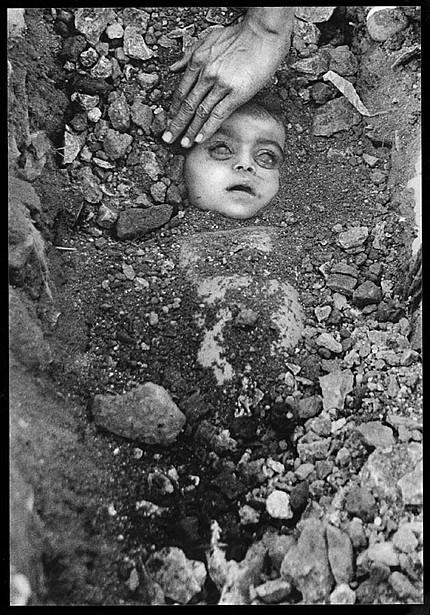 Small girl being buried after Bhopal Gas Tragedy.